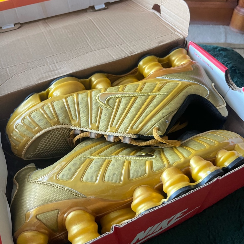 New Nike Men’s Gold/Yellow Shox Running Shoe size 9.5. Beautiful! - Picture 3 of 7